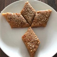 A picture of Gul papdi.