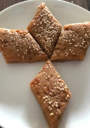 A picture of Gul papdi.