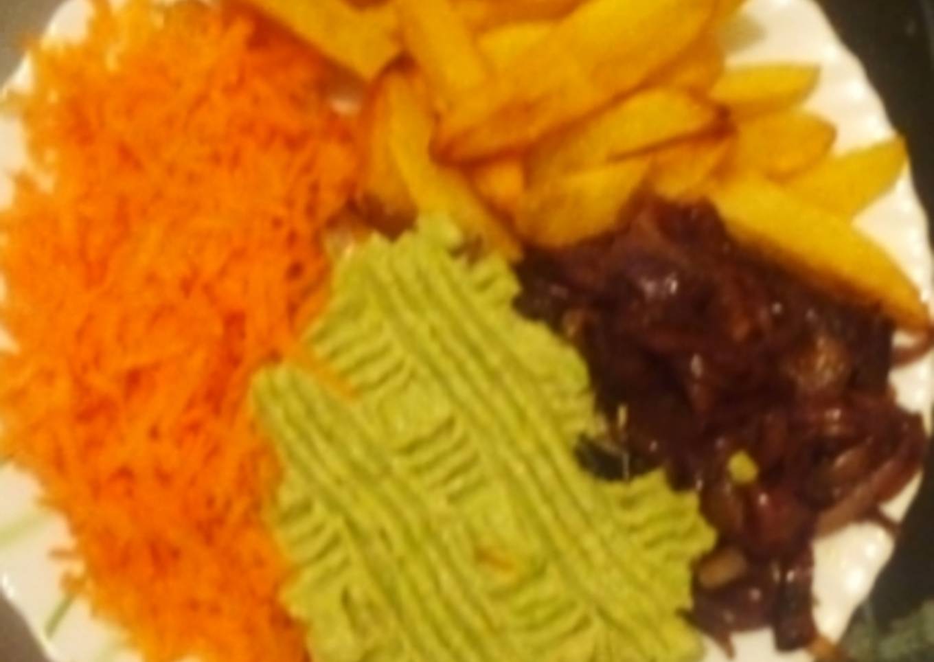 Potato wedges + guacamole+ carrots+ fried onions