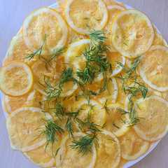 Una foto de Carpaccio de calabaza y naranja