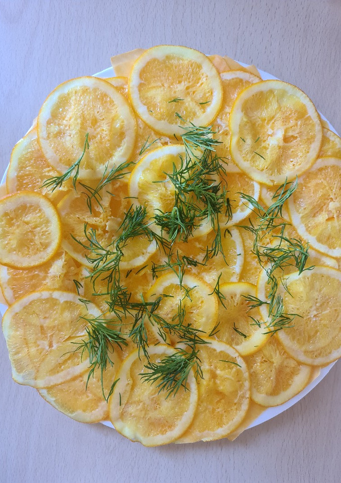 Una foto de Carpaccio de calabaza y naranja