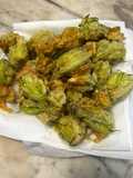 Fiori di zucca in pastella con ricotta ed erbe