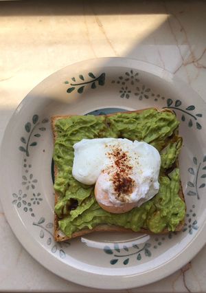 صورة لوصفة توست الافوكادو مع البيض Avocado toast with poached egg🥑