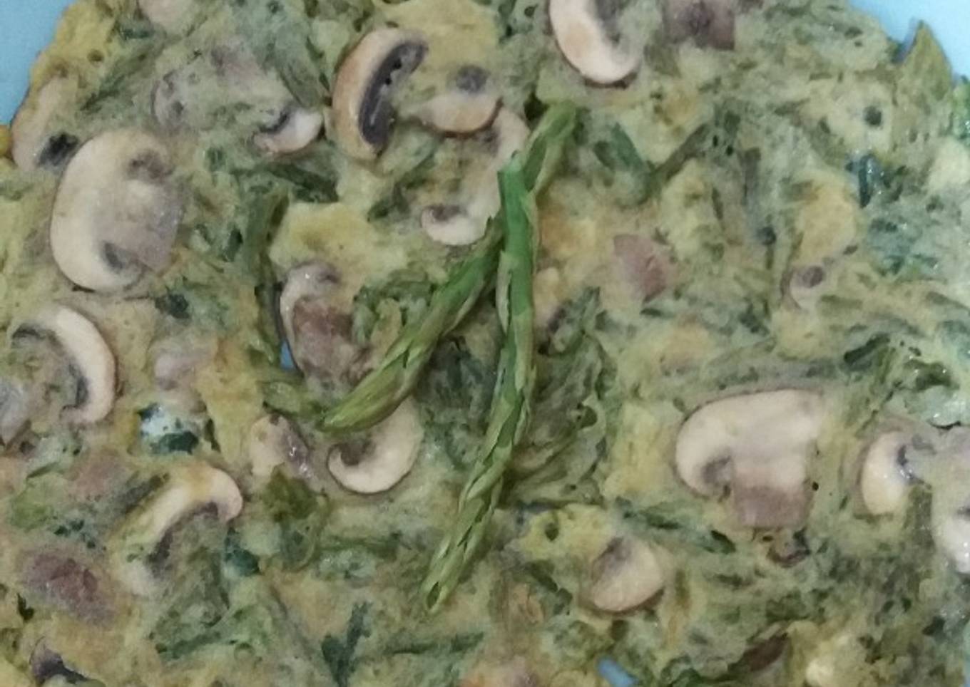 Tortilla de espárragos trigueros y champiñones