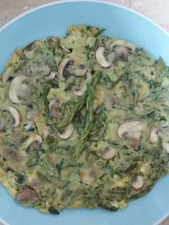 Una foto de Tortilla de espárragos trigueros y champiñones