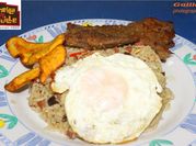 Una foto de lomito de carne con huevo