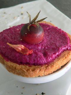Une photo de Toast à la crème de betterave