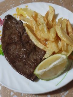 Une photo de Foie d'agneau poêlé frites 🍟