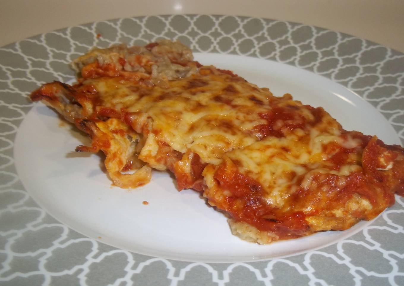 Berenjenas en tortilla, salsa de tomate y gratinadas