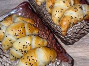 Une photo de cuire des croissants