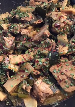 Une photo de Porc sauté à l asiatique aux pousses de bambou et poireaux