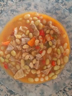 Una foto de Pochas con falda de cordero