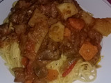 Estofado de carne y fideo tallarín