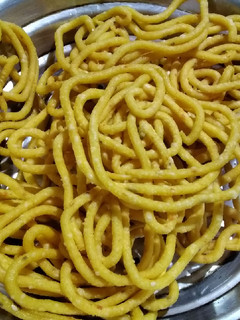 பூண்டு கார முறுக்கு (Poondu kaara murukku recipe in tamil) செய்முறை முக்கிய புகைப்படம்