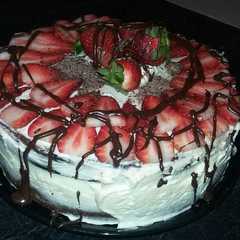 Una foto de Selva negra con frutillas 🍰🍓