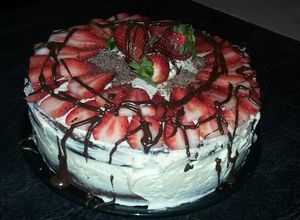 Una foto de Selva negra con frutillas 🍰🍓