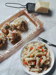 वाइट सॉस पास्ता इन मैगी नेस्ट (White sauce pasta in maggi nest recipe in hindi) रेसिपी मुख्य फोटो