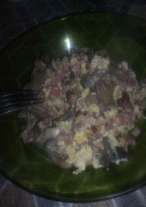 Una foto de Revuelto de setas con huevo y jamón