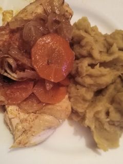 Una foto de Pollo al horno con salsa de limón, jengibre y pimentón. Con puré
