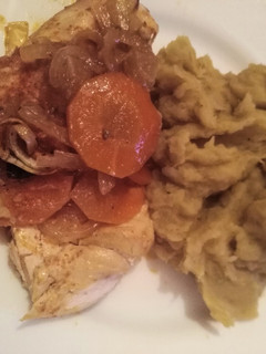Una foto de Pollo al horno con salsa de limón, jengibre y pimentón. Con puré