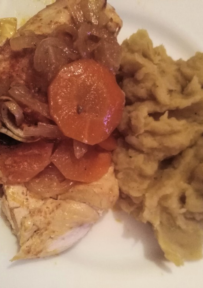 Una foto de Pollo al horno con salsa de limón, jengibre y pimentón. Con puré