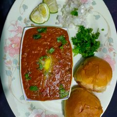 A picture of Ratlami bhaji pav (street style).
