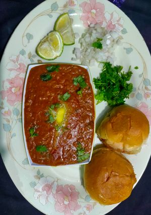 A picture of Ratlami bhaji pav (street style).