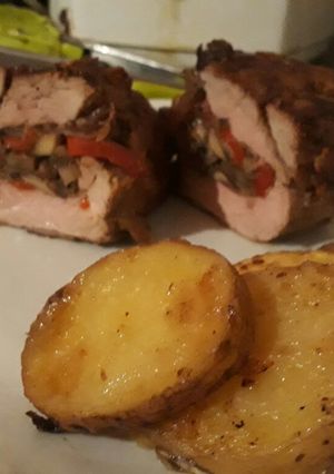 Una foto de Lomo de cerdo relleno de salsa de champiñones y papas rústicas