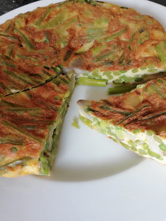 Una foto de Tortilla de ajos, espárragos, setas y gambas