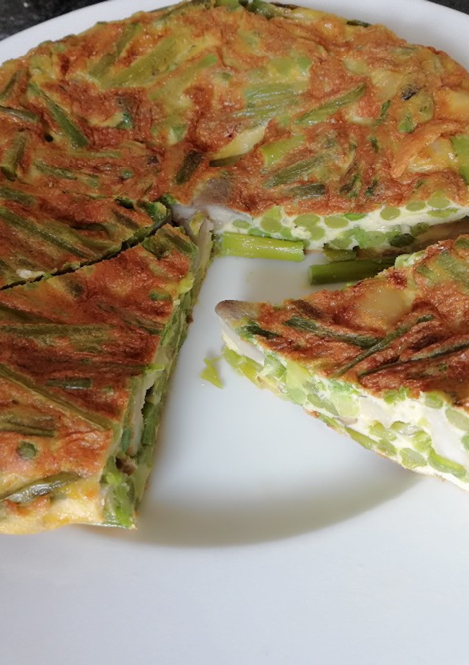 Una foto de Tortilla de ajos, espárragos, setas y gambas