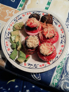 Una foto de Berenjenas con tomate, pavo y queso fundido. Poco calórica