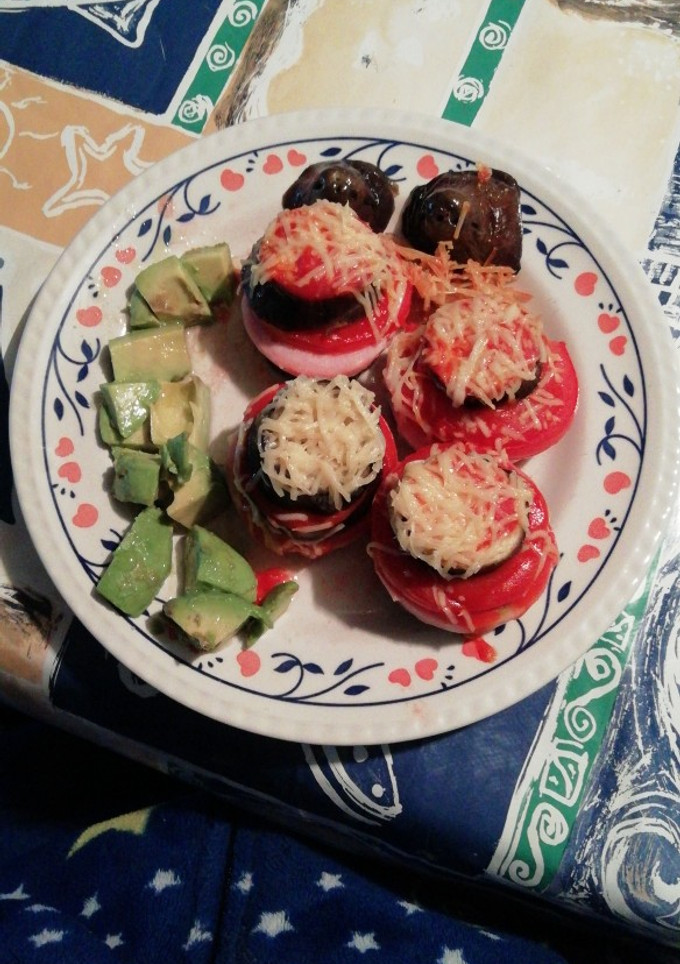 Una foto de Berenjenas con tomate, pavo y queso fundido. Poco calórica