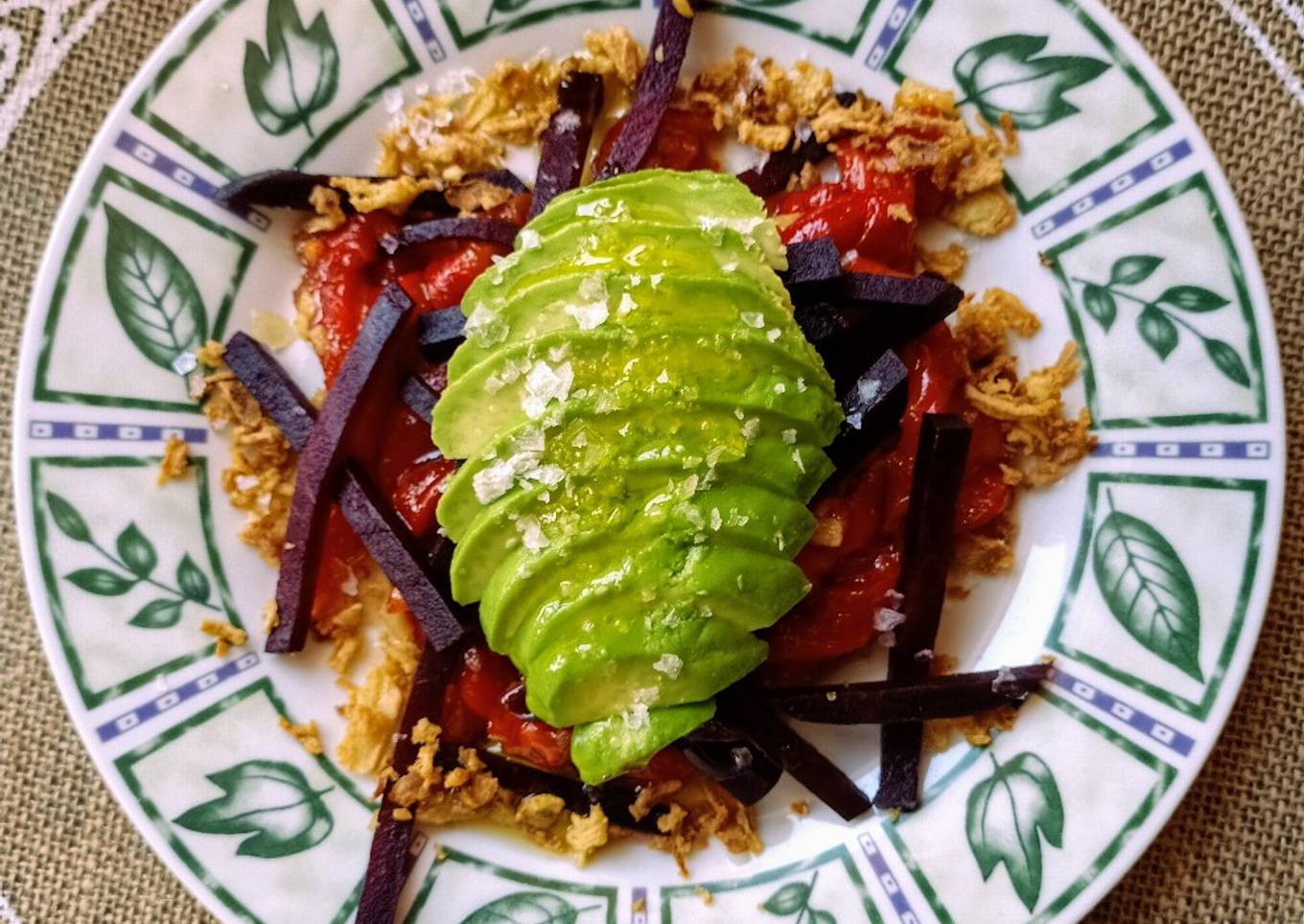 Ensalada de pimientos rojos asados, aguacate y remolacha