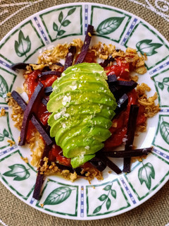 Una foto de Ensalada de pimientos rojos asados, aguacate y remolacha