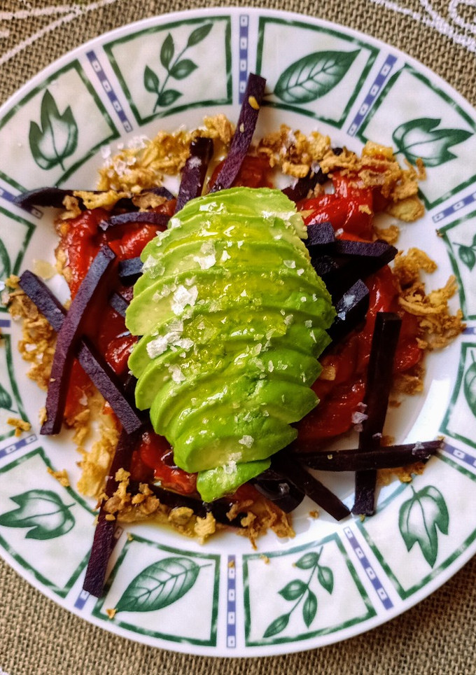 Una foto de Ensalada de pimientos rojos asados, aguacate y remolacha