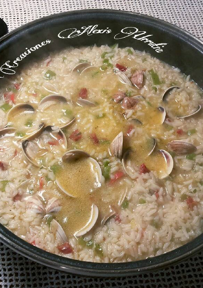 Una foto de Arroz thai caldoso con almejas