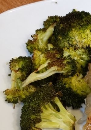 A picture of Garlic & Lemon roasted broccoli.