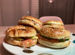 Une photo de Bagel avocat saumon et fromage frais