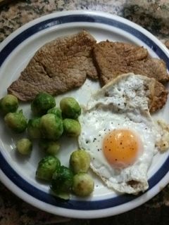 Una foto de Redondo de ternera con coles de bruselas y huevo a la plancha