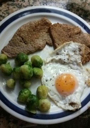Una foto de Redondo de ternera con coles de bruselas y huevo a la plancha