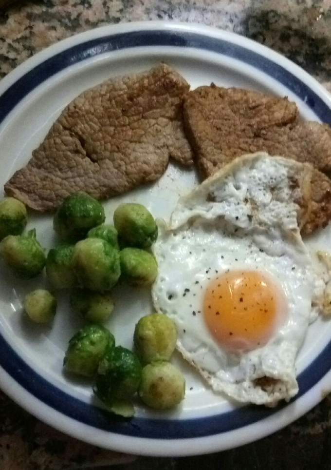 Una foto de Redondo de ternera con coles de bruselas y huevo a la plancha