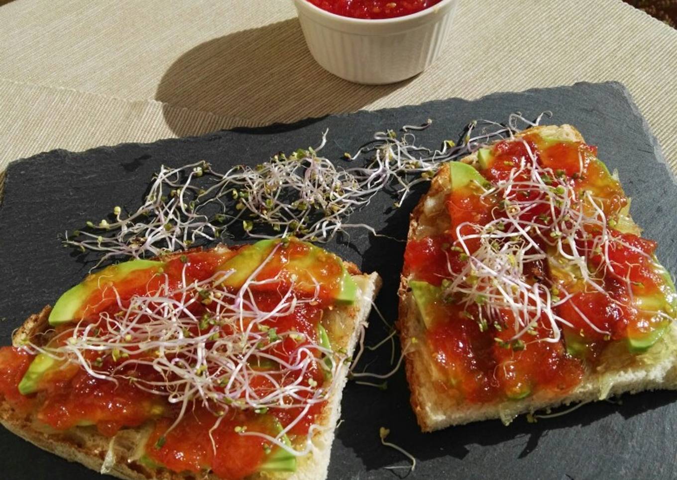 Tostas de aguacate, cebolla caramelizada y mermelada de tomate