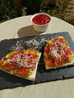 Una foto de Tostas de aguacate, cebolla caramelizada y mermelada de tomate