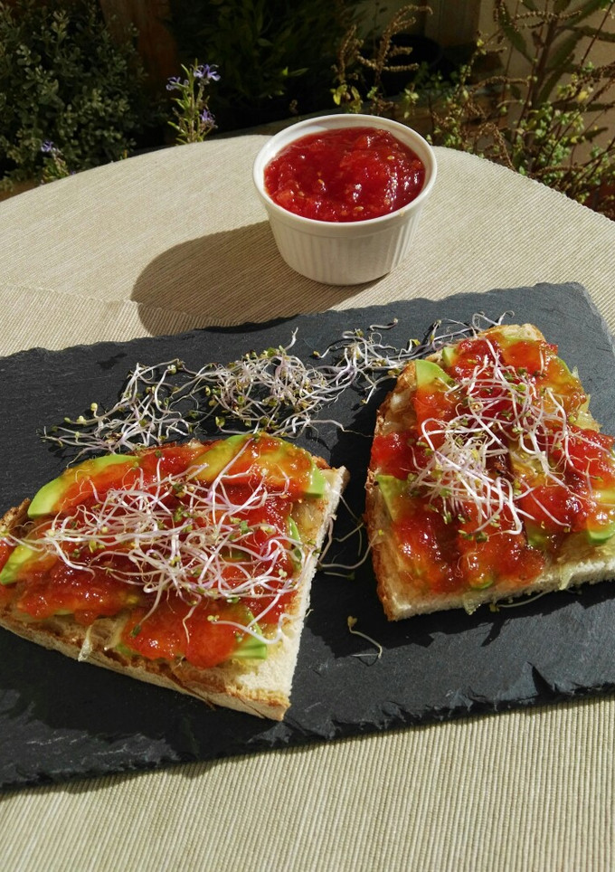 Una foto de Tostas de aguacate, cebolla caramelizada y mermelada de tomate