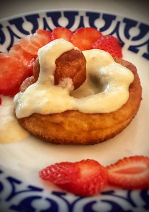 Una foto de PapanașiDonuts de queso (típico de Rumanía)