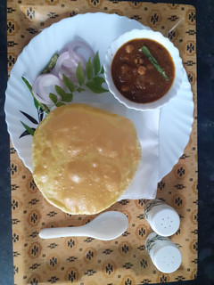 छोले भटूरे (Chole Bhature recipe in Hindi) रेसिपी मुख्य फोटो