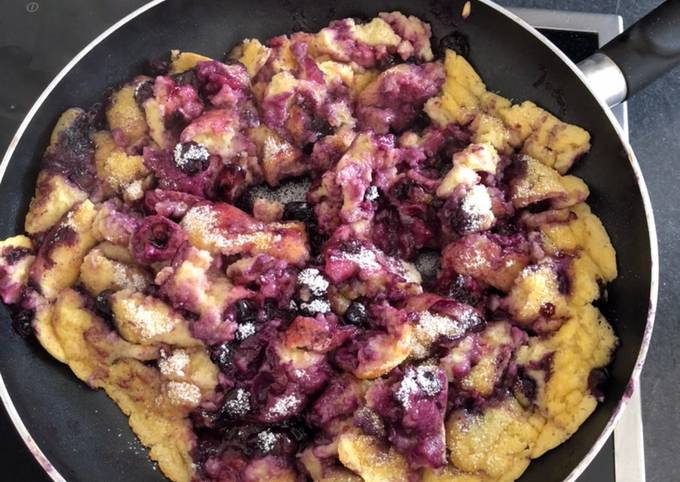 Kaiserschmarren mit Heidelbeeren