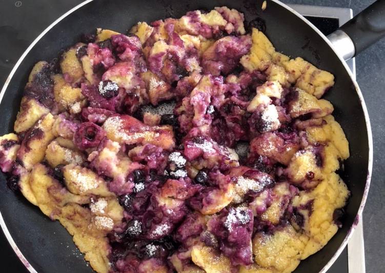 Kaiserschmarren mit Heidelbeeren