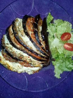 Una foto de Berenjena🍆 con tomate🍅 y queso🧀!!!