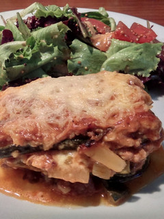 Una foto de Moussaka de calabacín con carne y verduras
